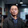 国产自拍研究院首席评测人林晓峰，男性，专业摄影师形象，背景为摄影工作室